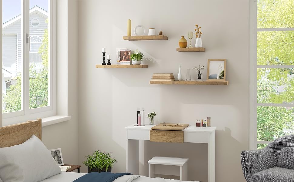 Camera luminosa con pareti bianche, con ripiani galleggianti in legno e una piccola scrivania bianca. Piante e oggetti decorativi adornano gli scaffali.