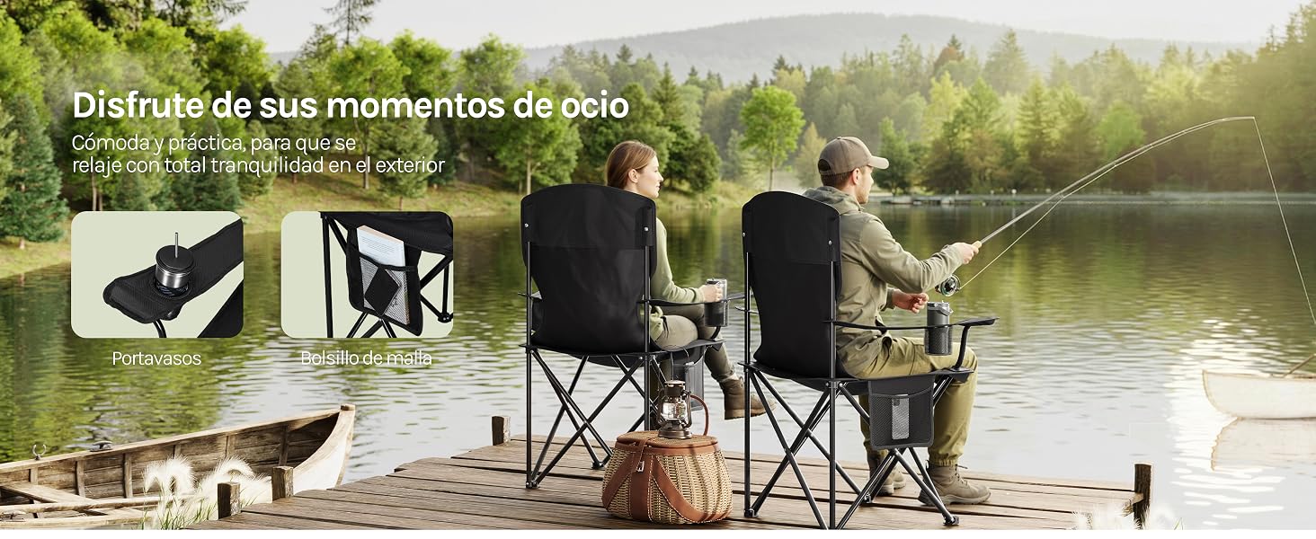 Escena junto al lago que muestra un campamento y una instalación recreativa al aire libre con sillas y equipo colocados en un muelle de madera junto a un lago sereno rodeado de árboles.
