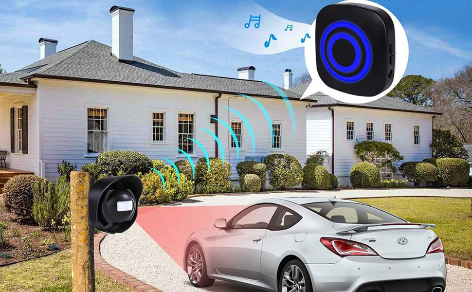 une voiture avec haut-parleur devant une maison