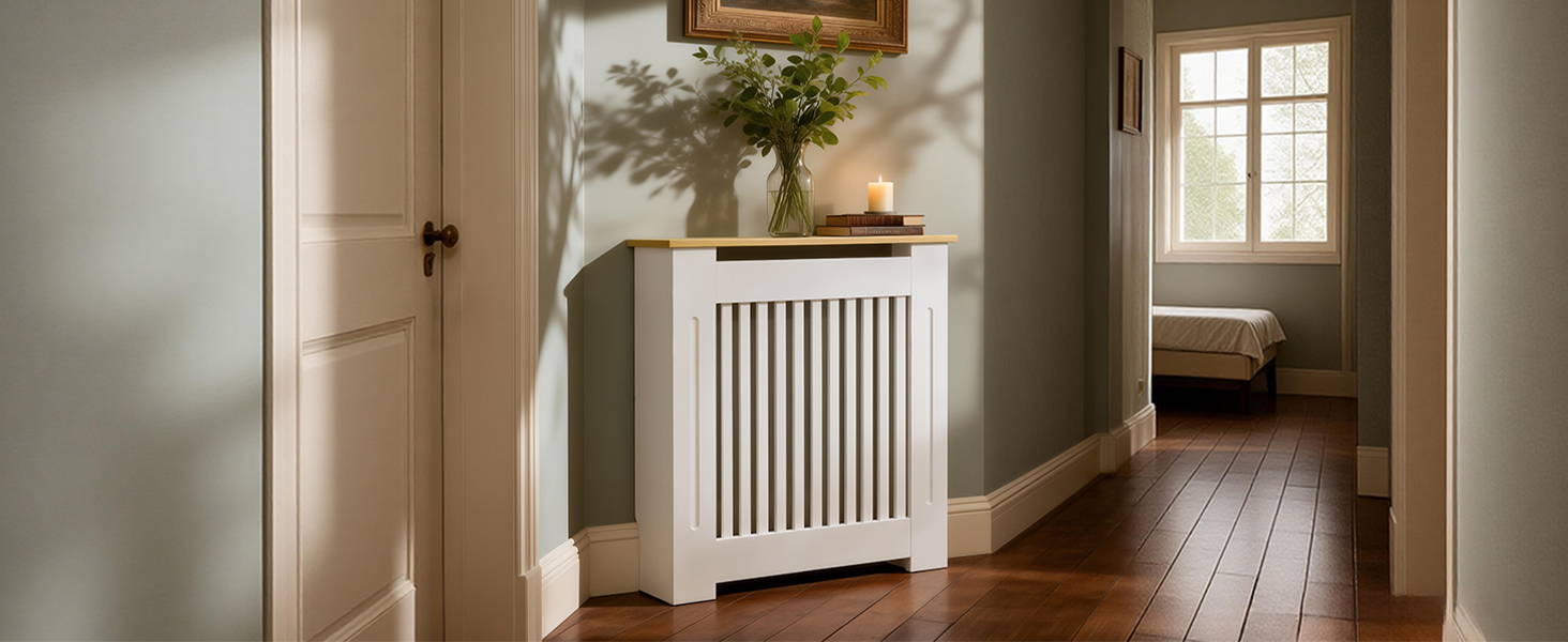 Purificatore d'aria cilindrico bianco a lamelle verticali posizionato sul pavimento in legno nell'ingresso di casa con illuminazione naturale.