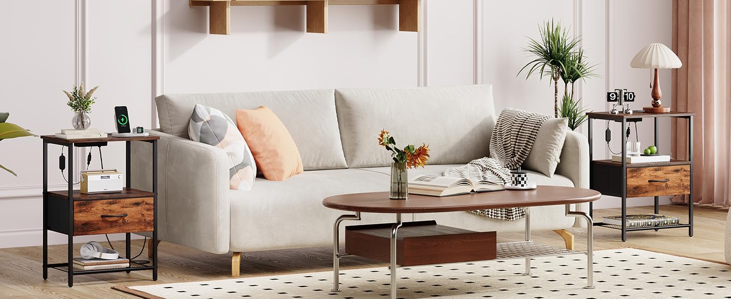 Configuration de salon moderne avec un canapé de couleur crème, des tables basses en bois avec des cadres en métal noir et des tables d'appoint coordonnées. Chambre décorée avec des plantes et un éclairage d'ambiance.