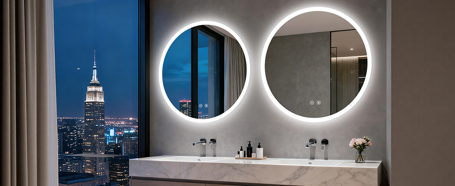 Mobile da bagno moderno con specchi circolari a LED illuminati montati sopra un elegante piano di lavoro. Lo skyline della città è visibile attraverso la finestra, creando un'atmosfera lussuosa con un design illuminotecnico contemporaneo.