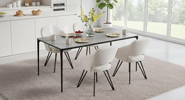 Il testo dice «Immagine 5". Moderno set da pranzo in uno spazio luminoso con sedie bianche con gambe nere attorno al tavolo rettangolare, mostrato da più angolazioni.