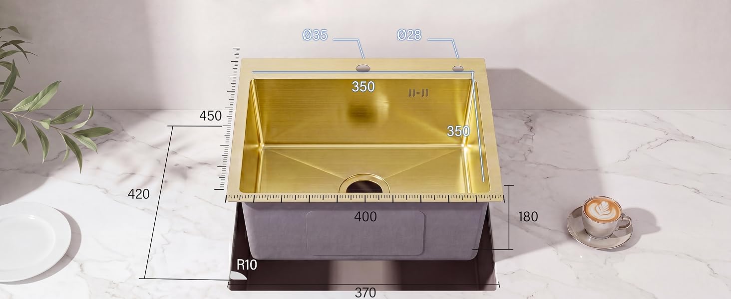 Plat de cuisson ou récipient pour aliments en métal jaune avec mécanisme à clip/charnière en métal noir photographié à côté de papiers blancs avec des marques de mesure et un objet circulaire en métal sur fond de surface blanc.