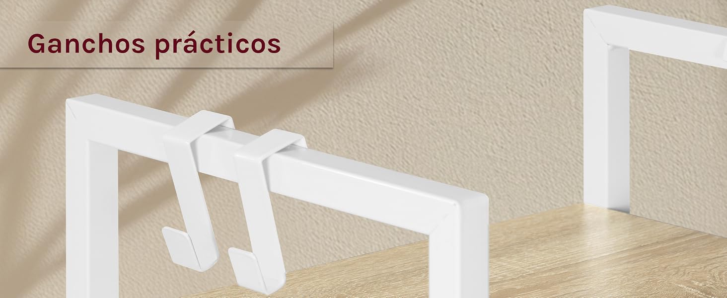 Ganchos de metal blanco unidos a un estante o marco de mesa de madera, etiquetados como «Ganchos prácticos» (prácticos ganchos)