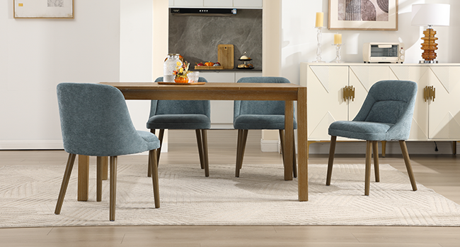 Serie di sedie moderne con rivestimento grigio-blu con gambe in legno, mostrate in varie angolazioni su sfondo bianco in ambienti interni.
