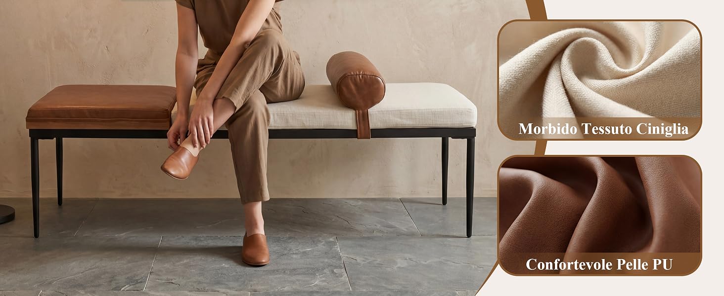Foto di stile di vita di piedi su una panca di legno con cuscino marrone. L'inserto mostra la filigrana del prodotto. Scena di relax all'aperto.
