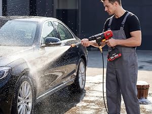 Séquence montrant le processus de lavage d'une voiture à l'aide d'un nettoyeur haute pression, montrant une personne pulvérisant l'extérieur du véhicule et des gros plans sur les détails du nettoyage.