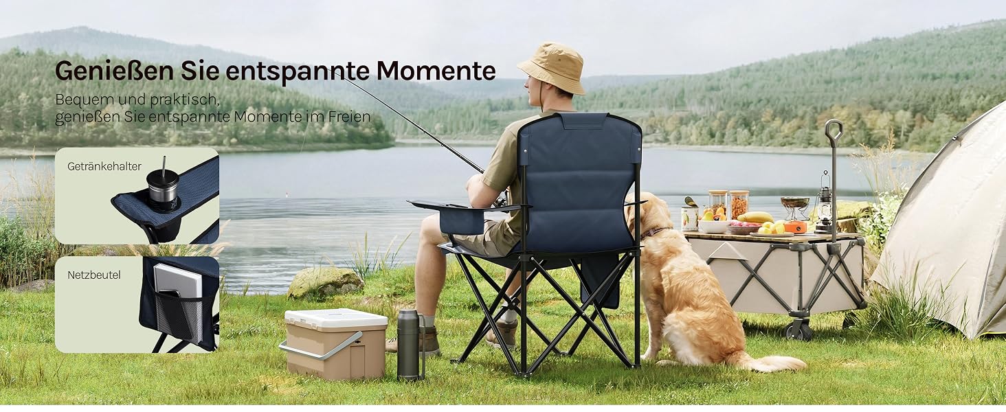 Der Text lautet „Geniessen Sie entspannte Momente“. Campingszene im Freien mit Klappstühlen und tragbaren Möbeln, angeordnet am See- oder Flussufer.