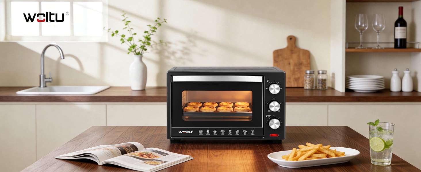 Varias vistas de un aparato de cocina blanco compacto en entornos domésticos modernos, que muestran el proceso de cocción y los alimentos terminados.