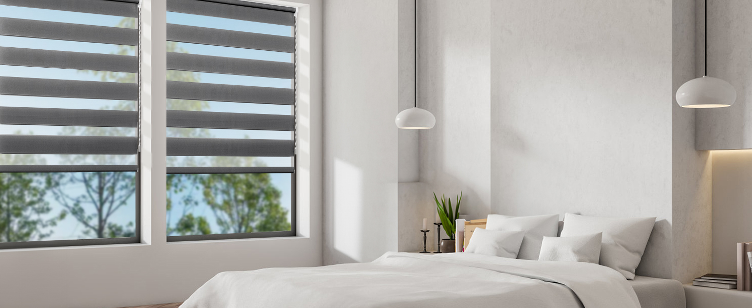 Intérieur de la chambre avec murs blancs, grandes fenêtres avec stores horizontaux, lit avec draps blancs et décoration minimaliste