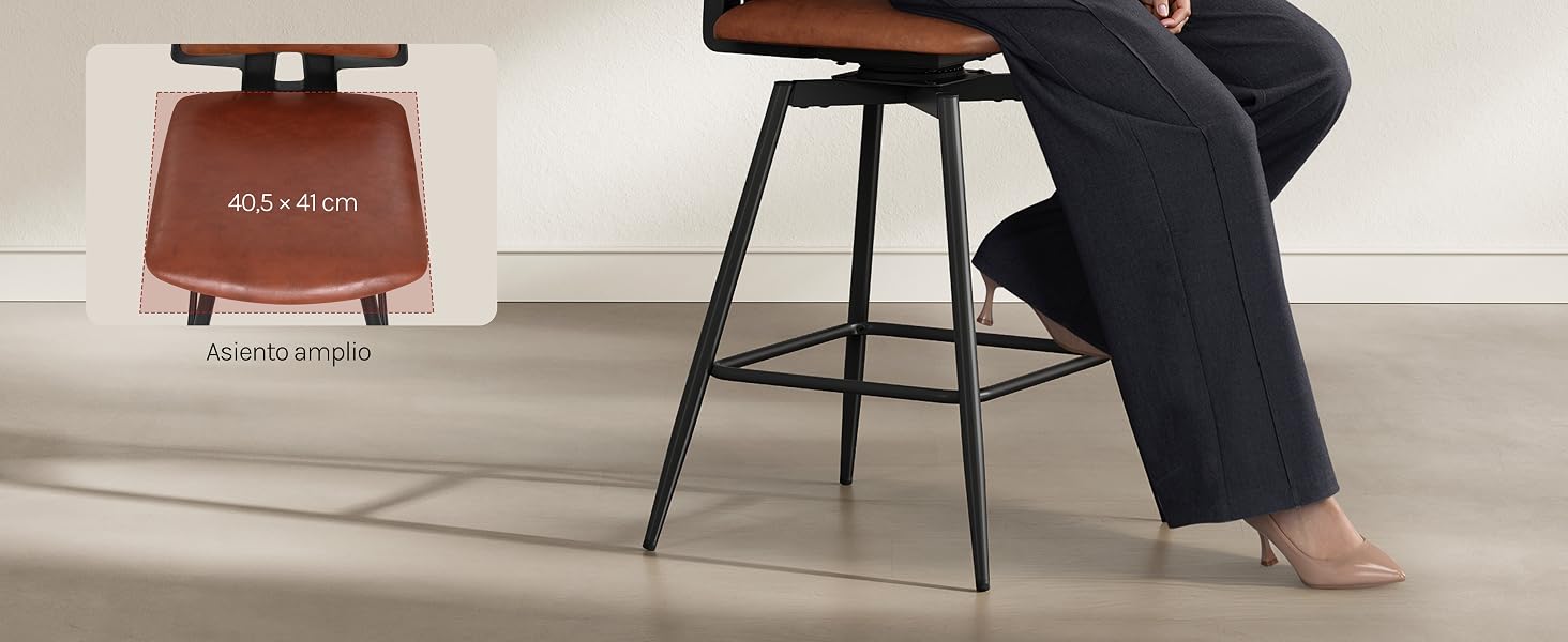 Vistas múltiples de un soporte de madera para monitor o portátil en uso. Muestra los ajustes de altura ajustables y la posición ergonómica en una configuración de escritorio.