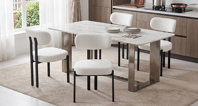 Ensemble de salle à manger moderne comprenant une table en verre avec base métallique et six chaises rembourrées blanches avec des cadres en métal noir dans un cadre contemporain.
