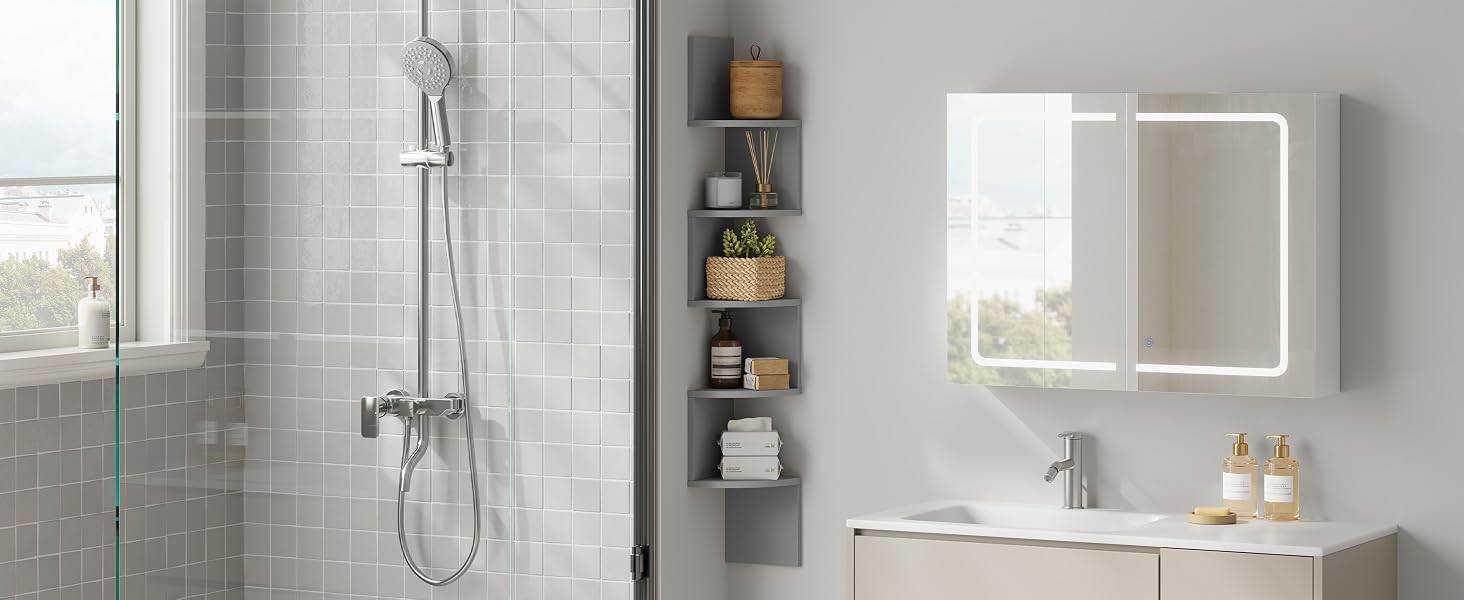Interior de baño moderno con accesorios de cerámica blanca, cabina de ducha de vidrio y accesorios de pared con acabado cromado. Varias vistas que muestran el diseño completo del baño.