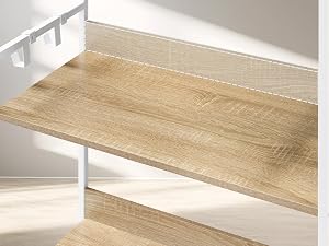 Primo piano di gradini in legno con alzate bianche, che mostra il contrasto tra le venature chiare del legno e le superfici verniciate