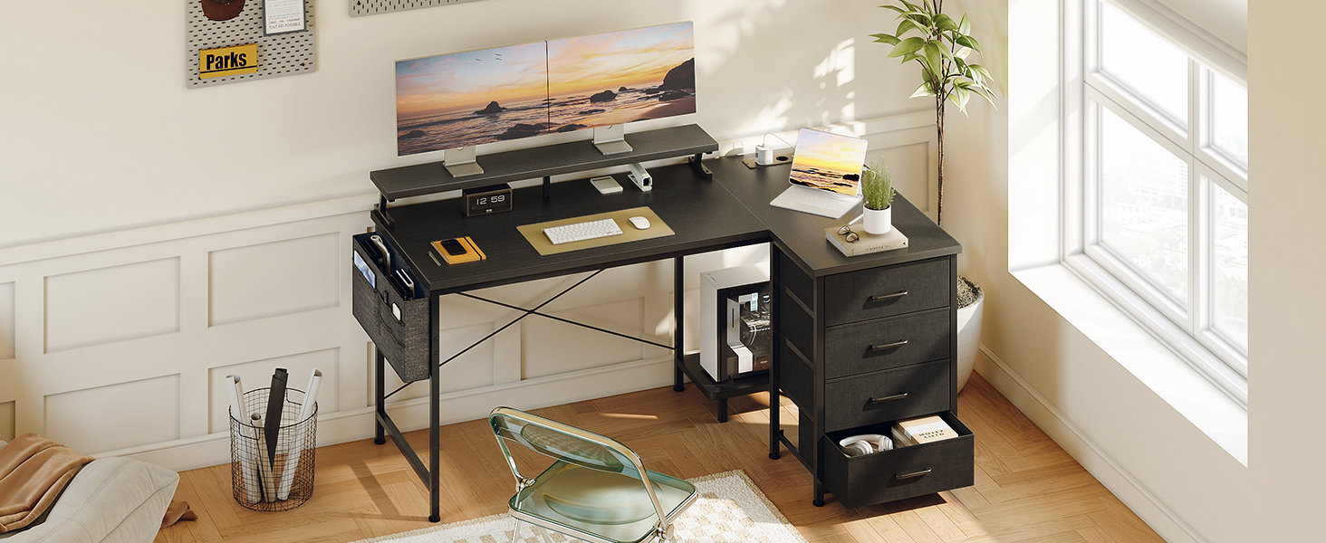 Bilderserie, die einen schwarzen Gaming-Schreibtisch in einem hellen Raum mit Fenstern zeigt. Mehrere Ansichten zeigen das Design und die Platzierung des Schreibtisches in verschiedenen Raumanordnungen.