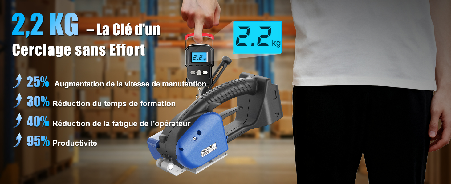 Vues multiples d'enfants en train d'interagir avec des jouets éducatifs et de jouer à des aliments sur une table en bois. Fait preuve d'engagement à l'égard du matériel pédagogique et du jeu créatif.