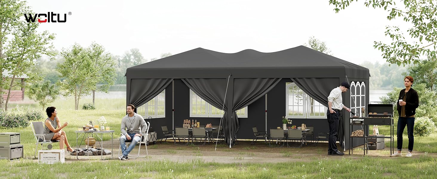 Configuration d'événements en plein air avec de grandes tentes à baldaquin noires dans une zone herbeuse, offrant de multiples vues du processus d'installation.