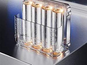 Plusieurs angles d'un contenant de rangement en acrylique transparent ou en verre avec des accents métalliques, montrant son design compartimenté et son mécanisme de couvercle.