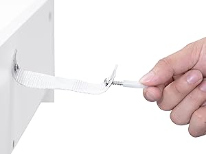Tassello da parete in plastica bianca da inserire nel cartongesso. Mano che tiene l'ancora, dimostrando il processo di installazione su uno sfondo