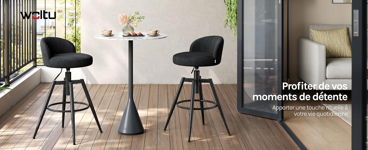 Le texte indique « Professionnel » et « Promesses de Design ». Deux tabourets de bar noirs modernes avec repose-pieds chromés placés sur une table haute dans un espace intérieur contemporain.