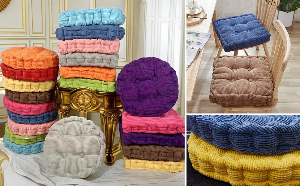 Coussins capitonnés colorés empilés dans différentes formes et tailles. Coussins de chaise illustrés en cours d'utilisation sur des chaises en bois. Plusieurs couleurs et textures de tissu visibles.