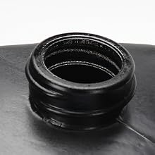 Gros plan d'un composant annulaire circulaire en caoutchouc ou en plastique noir avec des rainures concentriques visibles