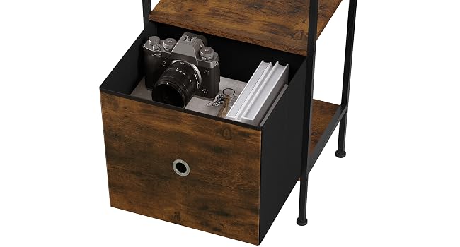 Scatola portaoggetti in legno con coperchio aperto, che rivela scomparti contenenti una fotocamera e altri oggetti. La scatola ha una struttura in metallo e una maniglia