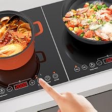 La main d'une personne pointe vers un poêle avec une casserole sur le feu.