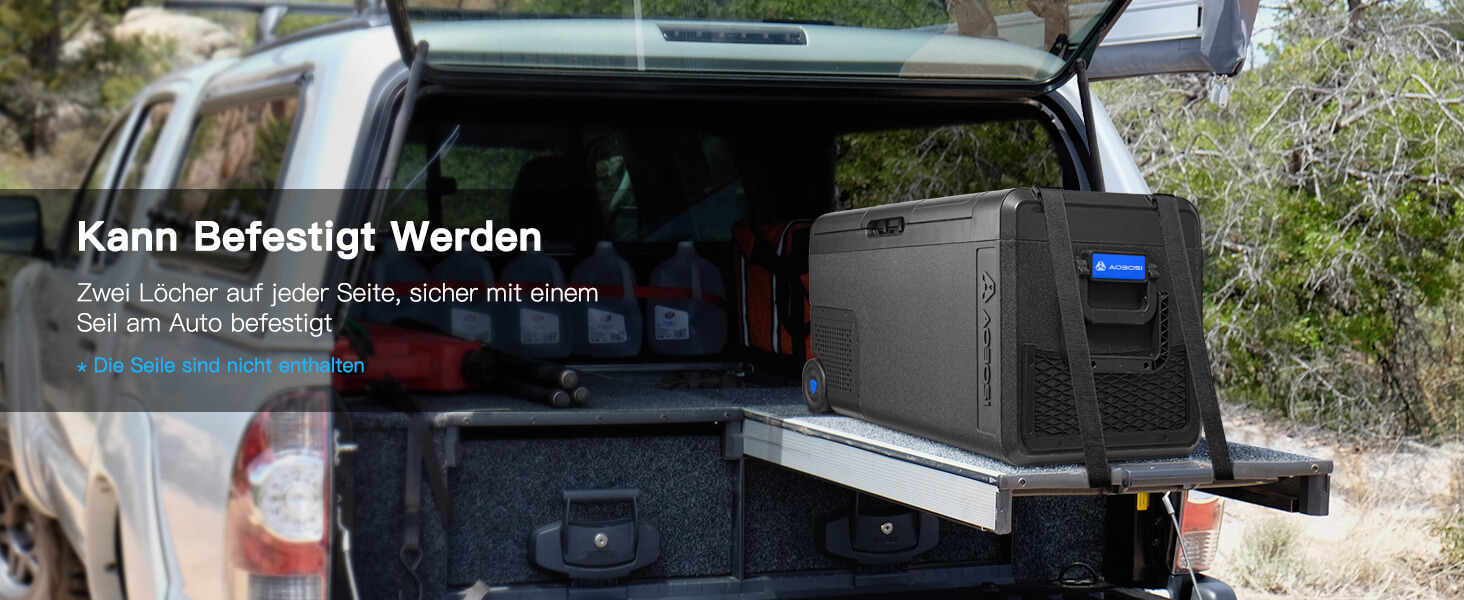 Laderaum des Fahrzeugs mit eingebautem Schubladensystem. Graue Metallschubladen und Fächer sind sichtbar, in denen die Campingausrüstung verstaut ist.