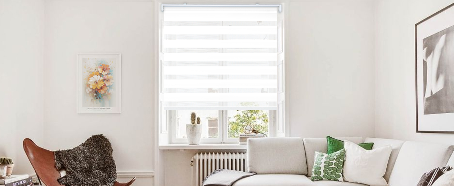 Un salon minimaliste aux murs blancs, avec une fenêtre avec une teinte blanche. Le mobilier comprend une chaise en cuir marron et des coussins décoratifs sur un canapé.