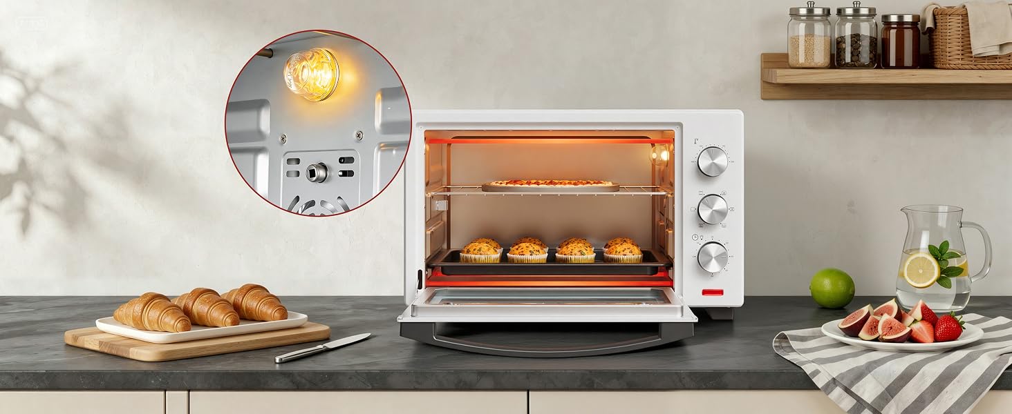 Serie di immagini che mostrano un forno digitale con friggitrice ad aria in uso, che mostra le varie fasi di cottura degli alimenti su superfici in acciaio inossidabile.