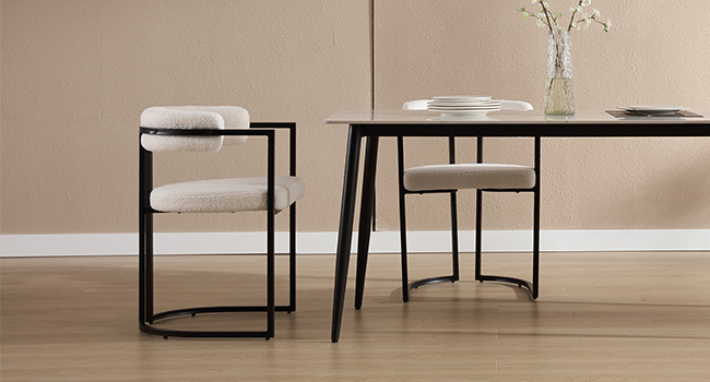 Moderne Essgruppe mit schwarzem rechteckigem Tisch und zwei weißen gepolsterten Stühlen mit schwarzen Metallrahmen. Der Tisch hat schlanke Beine und die Stühle haben geschwungene Rückenlehnen
