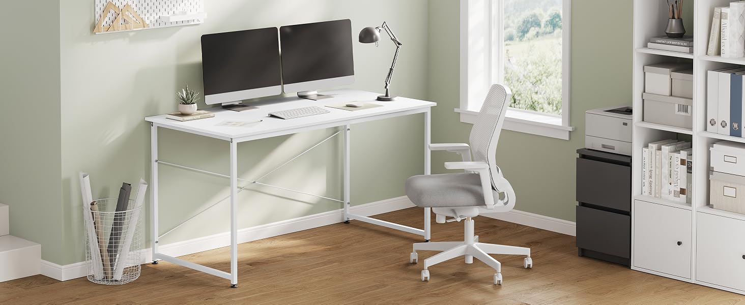 Configurazione bianca per l'home office con scrivania, sedia, computer e contenitori contro una parete di colore chiaro con finestre