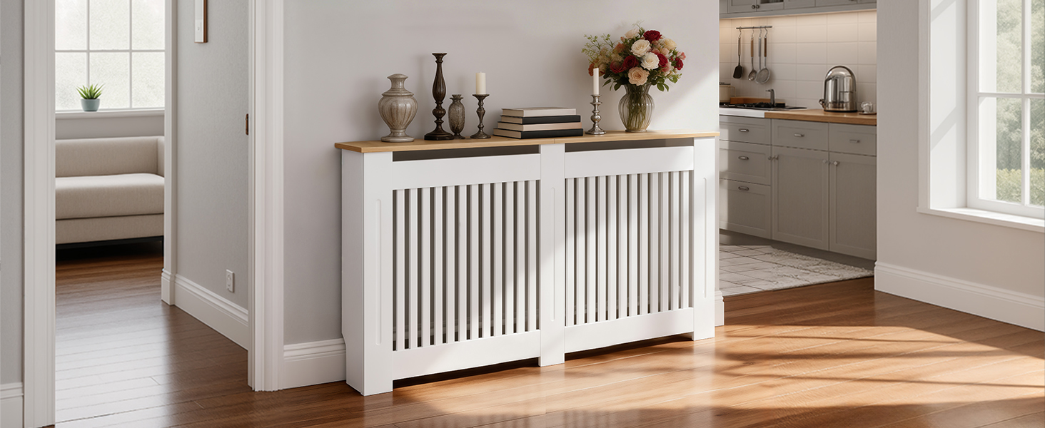 Armadio portaoggetti in legno bianco con ante a doghe verticali e scaffali aperti, oggetti decorativi sulla parte superiore, posizionato in un luminoso soggiorno con pavimento in legno e decorazioni neutre.