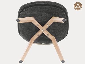 Vista dall'alto di una sedia imbottita grigio scuro con gambe in legno che formano una forma a X. Un logo circolare è
