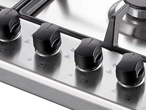 Gros plan des boutons de commande en acier inoxydable d'un appareil de cuisine, probablement une table de cuisson ou un four. Cinq boutons sont visibles d'affilée.