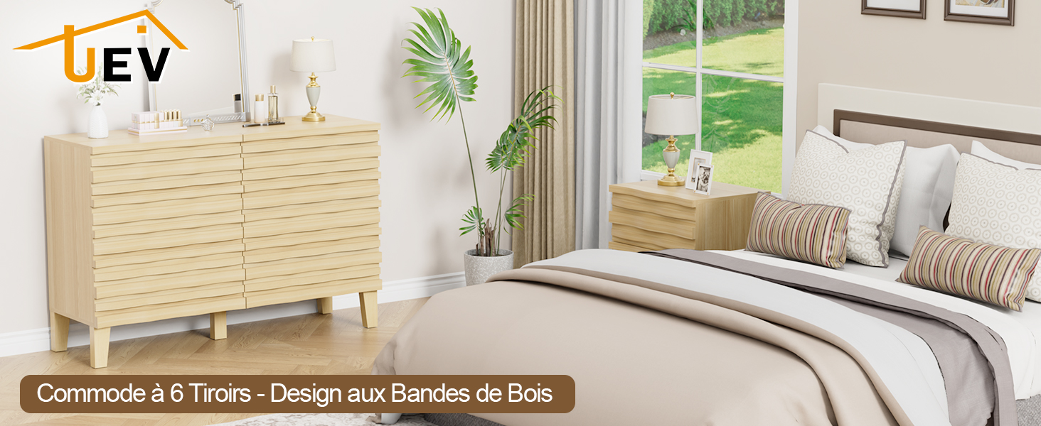 Le texte indique « LEV ». Intérieur de la chambre avec un décor beige, montrant un lit avec une literie rayée et des coussins décoratifs, à côté de la fenêtre avec des rideaux.