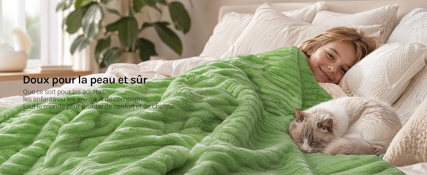 Le texte se lit comme suit : « Utilisez ce produit dans le mois ». Gros plan du visage de la personne sur un oreiller avec une literie verte et blanche visible.