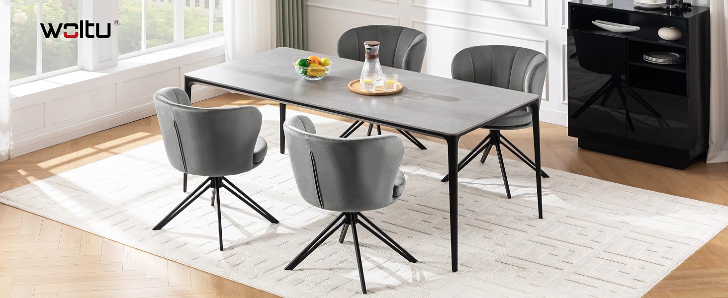 Moderno juego de muebles de comedor con mesa gris con sillas grises a juego, armario negro visible en el fondo.
