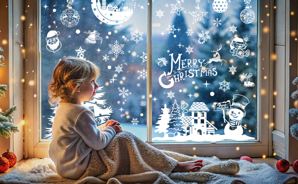 Ventana, geschmückt mit weißen Weihnachtdessusklebern mit Schneemännern, Bäumen und dem Text „Frohe Weihnachten&ldquo. vor