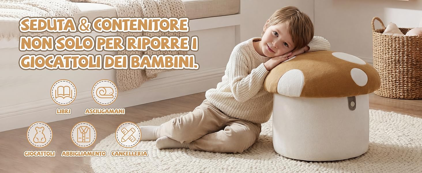 Il testo recita «SEDUTA &amp; CONTENITORE NON SOLO PER RIPORRE GIOCATTOLI DEI BAMBINI» (Seduta e contenitore non solo per riporre giocattoli per bambini). Bambino seduto su un pouf portaoggetti cilindrico in tessuto color crema con motivo a pois, indossa abiti beige.
