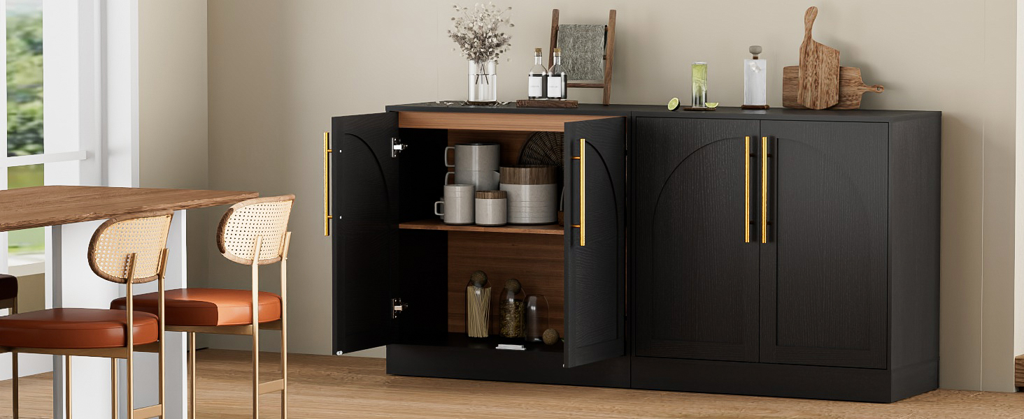 Cucina e sala da pranzo moderne con mobili neri, tavolo da pranzo in legno ed eleganti lampade a sospensione.