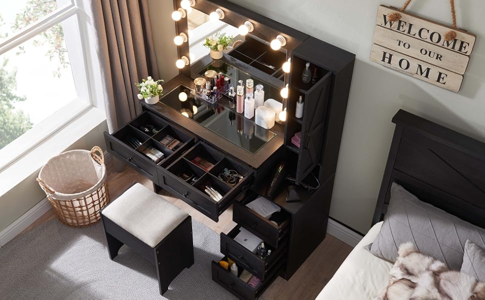 Le texte indique « BIENVENUE » et « ACCUEIL ». Photos de design d'intérieur montrant un espace de vie moderne sous plusieurs angles, avec un mobilier sombre et un décor neutre.