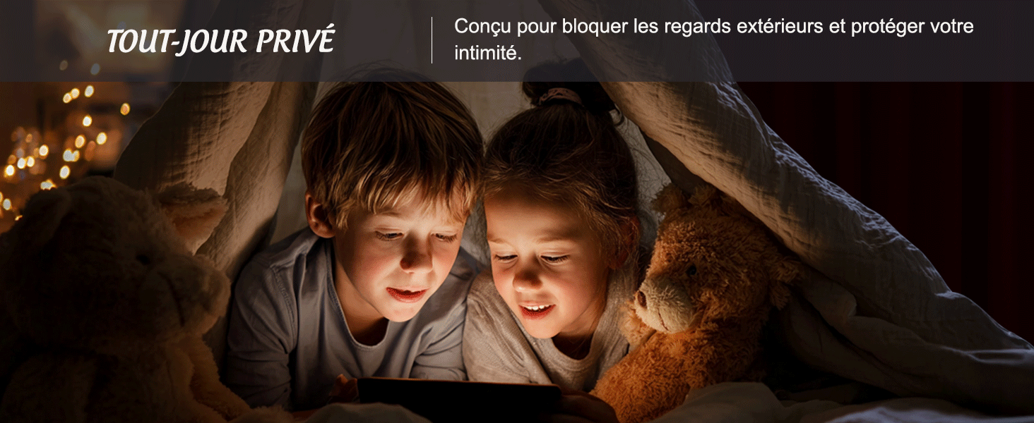 Le texte se lit comme suit : « TOUT POUR PRIVÉ ».
[SENTENCE 14] Cadre atmosphérique sombre avec éléments d'éclairage décoratifs visibles.