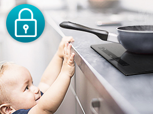 Un bébé cherche une poêle sur une cuisinière, avec une icône de cadenas bleu superposée dans le coin supérieur gauche, suggérant des mesures de sécurité ou de protection pour les enfants