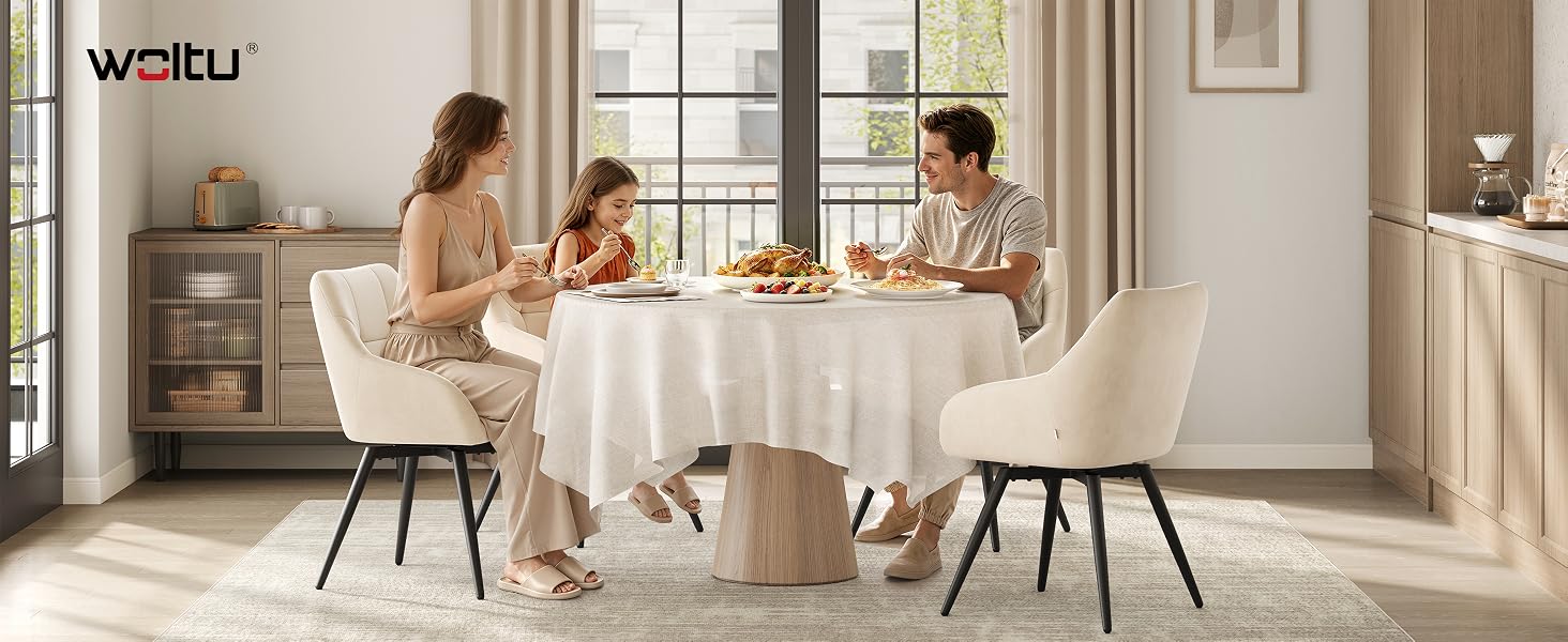 El texto dice «WIRTH» (parcialmente visible). El interior de la casa muestra un comedor con dos personas sentadas en una mesa blanca, sillas de madera clara y un diseño moderno y minimalista de habitaciones con tonos neutros cálidos.