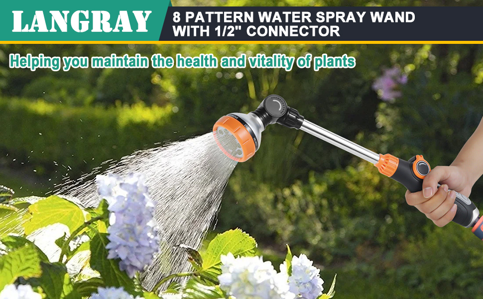à 8 motifs en cours d'utilisation, pulvérisant de l'eau sur les fleurs violettes. Pulvérisateur à long manche aux accents orange et buse réglable pour l'arrosage des plantes