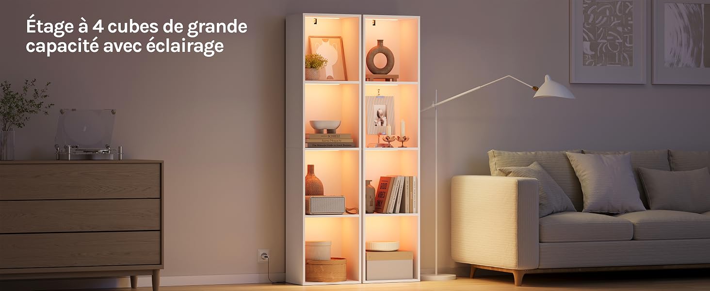 Le texte se lit comme suit : « Profitez de 24 modes de gravure capacité avec stockage » (texte partiellement visible). Aménagement intérieur de la pièce montrant une étagère illuminée avec un éclairage chaleureux présentant des objets de décoration et des rangements.