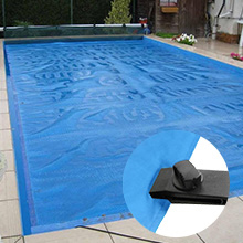 une piscine avec un couvercle en plastique noir